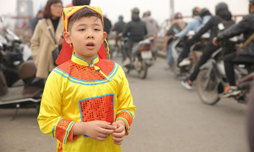 Một Táo quân nhí giúp người dân thả cá không thả túi nilon"