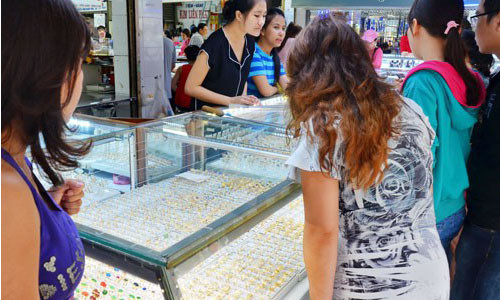 Các tiệm vàng ở TP HCM khá nhộn nhịp trong những ngày cuối năm âm lịch. Ảnh: TẤN THẠNH