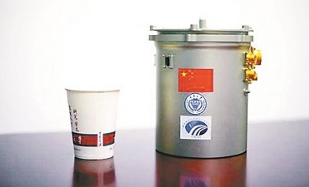 Hộp chứa trứng tằm và hạt giống cây mà Trung Quốc đưa lên Mặt Trăng. Ảnh: SCMP