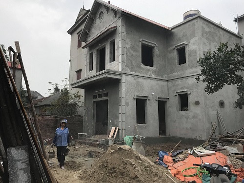 Gia đình ông Lã Ngọc Sứ xây nhà trên nền đất có bom. Ảnh: Gia Chính