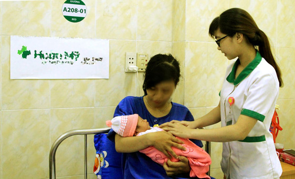 Bé gái chào đời bằng sinh thường nặng 3,3kg.