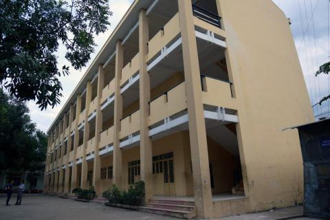 Khu nhà trường Nguyễn Văn Trỗi - TP. Biên Hòa, Đồng Nai rơi mảng tưởng khiến 1 học sinh bị gẫy 2 chân (Ảnh Tuổi trẻ).