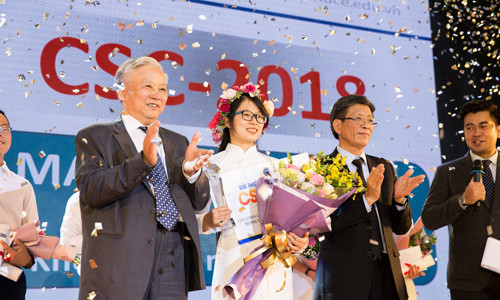 Ông Đào Ngọc Thanh – Bí thư Đảng ủy – Chủ tịch HĐQT Cotana – Chủ tịch HĐQL Quỹ Hỗ trợ Sinh viên Tài năng ngành Xây dựng (FSC) và P.GS-TS-NGƯT Phạm Duy Hòa – Bí thư Đảng ủy – Hiệu trưởng trường ĐHXD – Chủ tịch HĐKH Giải thưởng Sinh viên Tài năng CSC trao t