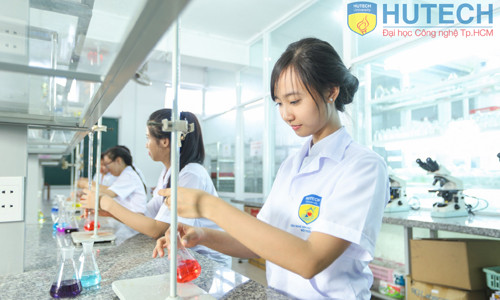 Sinh viên ngành Công nghệ thực phẩm HUTECH trong giờ thực hành thí nghiệm