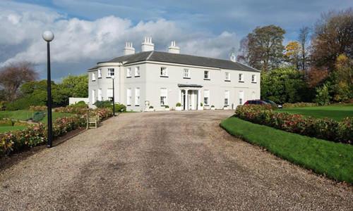 Bên trong biệt thự 1,7 triệu bảng có sân golf 9 lỗ