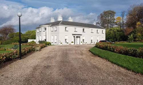 Bên trong biệt thự 1,7 triệu bảng có sân golf 9 lỗ