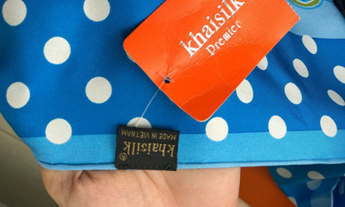 Tận thấy khăn lụa Khải silk giá 1,6 triệu đồng như 'hàng chợ'