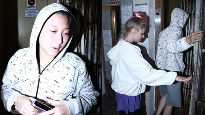 Ngô Trác Lâm và bạn gái về nhà trọ tối 5/10.