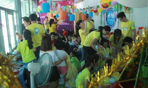 CLB tình nguyện Bé Khỏe Bé Ngoan mang đến các ngày hội trung thu chan chứa tình thương dành tặng các bệnh nhi. Không chỉ tự dàn dựng các tiết mục văn nghệ “cây nhà lá vườn”, các em còn mời các ca sĩ trẻ đến biểu diễn như một món quà đặc biệt tặng các em n