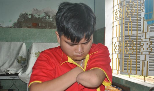 Cậu bé mồ côi, cụt tứ chi trở thành sinh viên đại học