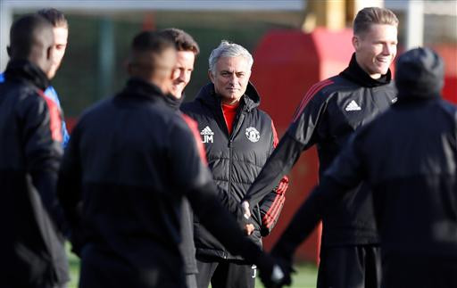 MU tập chiêu lạ trước trận chiến với Benfica