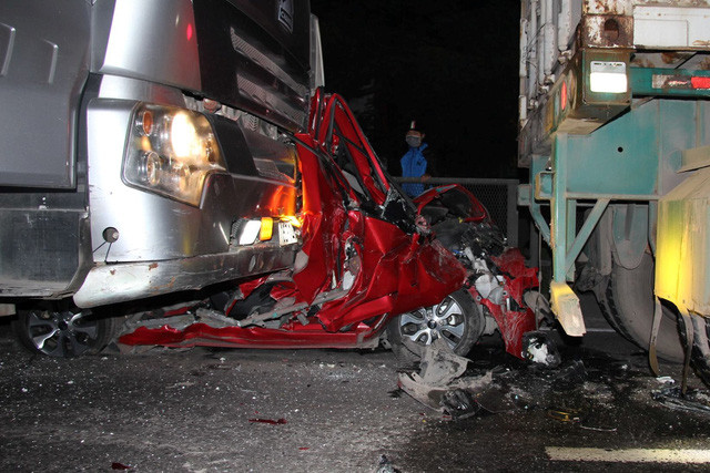 Chiếc xe con bị ép giữa 2 xe container nát bét, rúm ró (ảnh CTV)