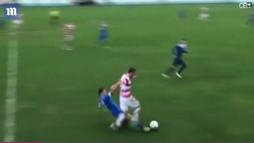 Cầu thủ mất tinh hoàn vì bị phạm lỗi từ phía sau