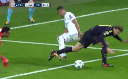 Trọng tài Tây Ban Nha khẳng định Real may mắn thoát phạt đền