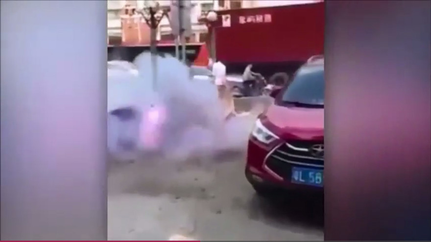 Chú rể đi cấp cứu vì bị treo trên cột pháo 'lấy may'