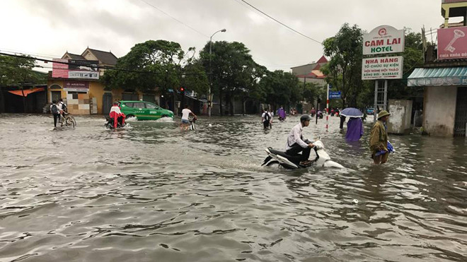 Mưa to diện rộng, thành phố Vinh tê liệt trong biển nước
