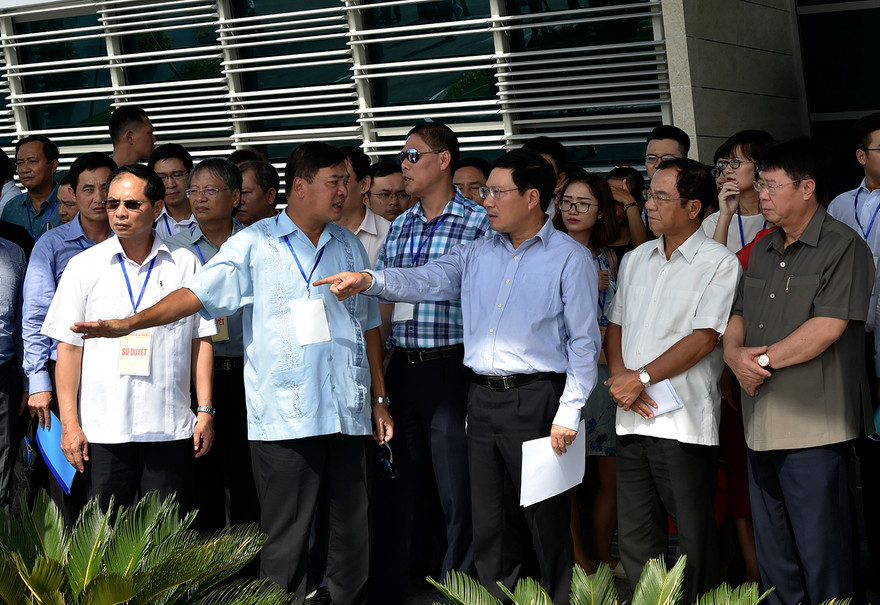 Phó Thủ tướng chỉ đạo kiểm tra sơ duyệt tại sân bay Đà Nẵng. Ảnh: BNG