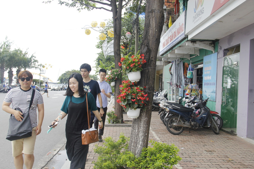 Dân Đà Nẵng treo giỏ hoa khắp đường đón APEC