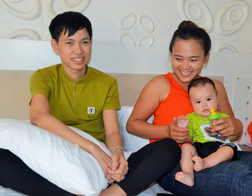 Cô dâu xinh đẹp đẩy xe lăn cho chồng trong đám cưới ở Bắc Giang