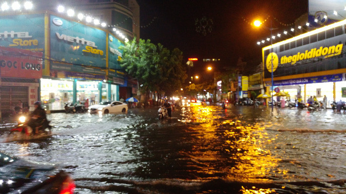 Mưa lớn khiến nhiều tuyến đường ngập chìm trong nước