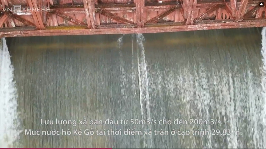 Hồ Kẻ Gỗ mở cửa xả, nước ầm ầm đổ xuống