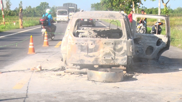 Hiện trường vụ cháy xe ô tô.