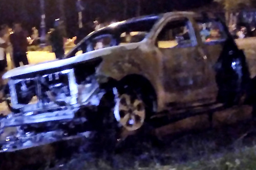 Ôtô cháy trơ khung sau khi kéo lê xe máy của cảnh sát. Ảnh: Phú Quốc.