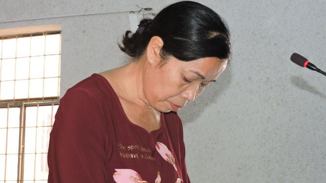 Bị cáo Hoa trước vành móng ngựa