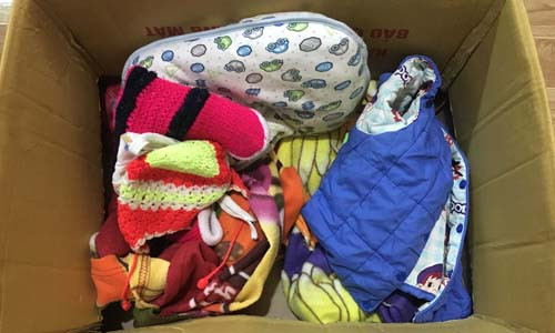 Thùng xốp đựng cháu bé ven đường.