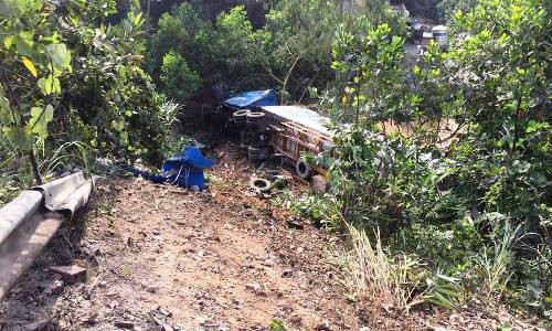 Xe container mất lái lao xuống vực có nhiều nhà dân sống bên dưới. Ảnh: Minh Cương