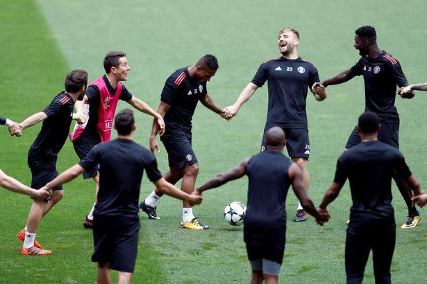 Cầu thủ MU thực hiện luyện bài tập lạ mắt trên sân Benfica