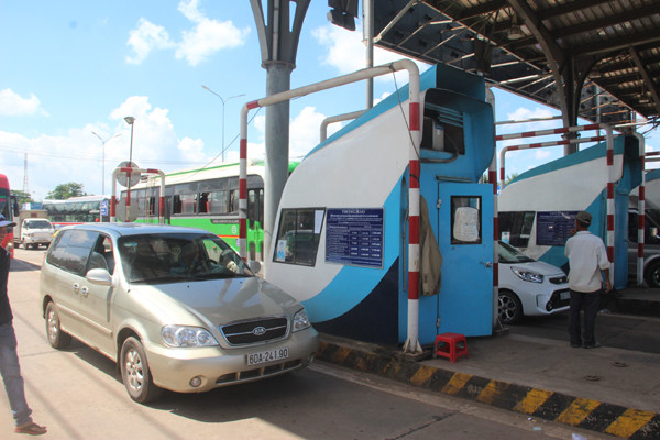 Xe ô tô vào làn thu phí và không di chuyển dù trạm thu phí đã mở cổng