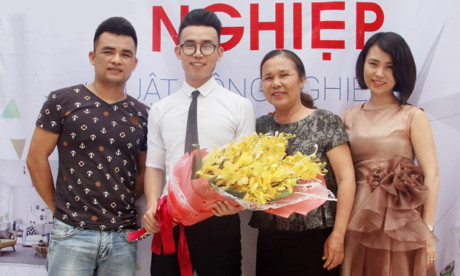 Hot boy Thanh Hóa có tài biến 'rác thành quần áo'