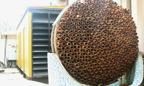 Chiếc máy gồm khung thép cố định cả trăm ống đất nung.