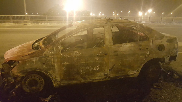 Ô tô bốc cháy ngùn ngụt trên cầu Thanh Trì