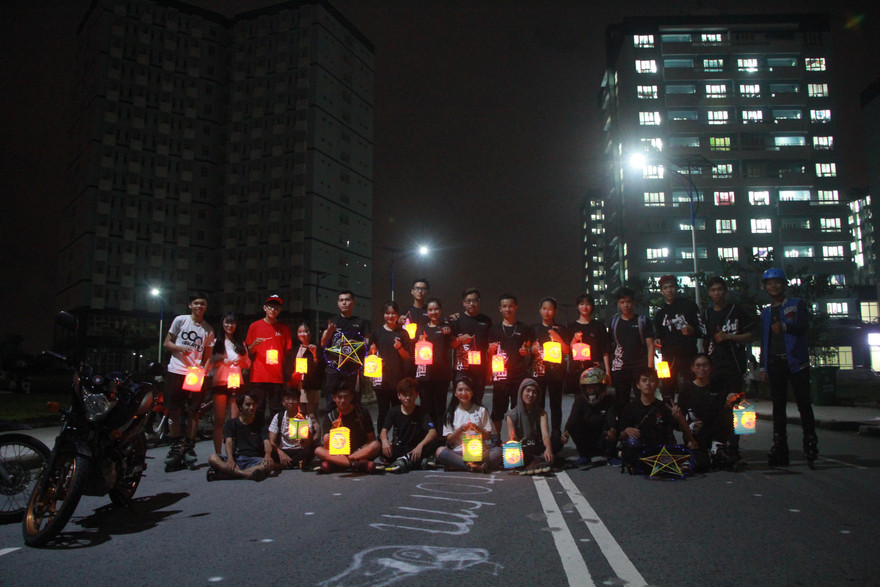 Hàng chục thành viên tập trung ở Ký túc xá Khu B - địa điểm họp mặt mỗi ngày của Câu lạc bộ - là nơi xuất phát hoạt động rước đèn chào mừng Tết Trung thu