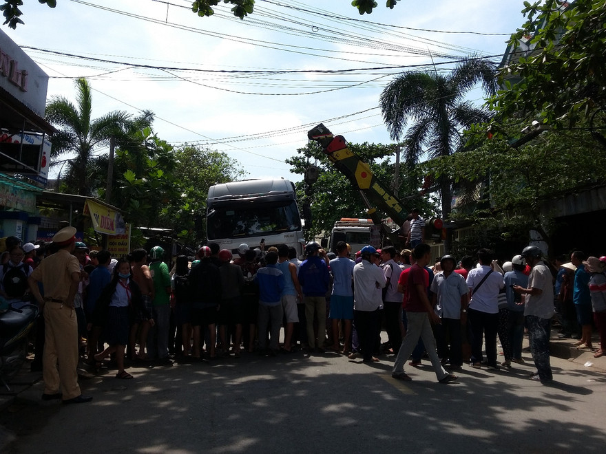 Người phụ nữ nhặt ve chai chết thảm dưới bánh xe tải