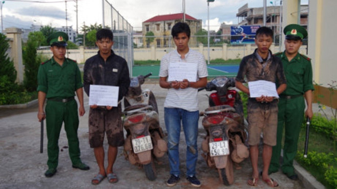 3 đối tượng bị bắt giữ cùng tang vật. Ảnh: Vi Toàn