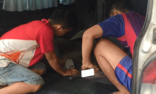 Chiếc xe 16 chỗ có khoang bí mật để chứa thuốc lá lậu