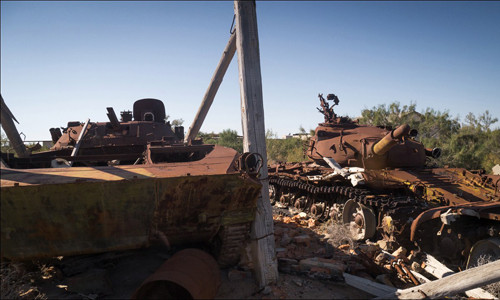 Xe tăng và nhiều thiết bị quân sự bị bỏ lại trên hòn đảo. Ảnh: Ninurta. 
