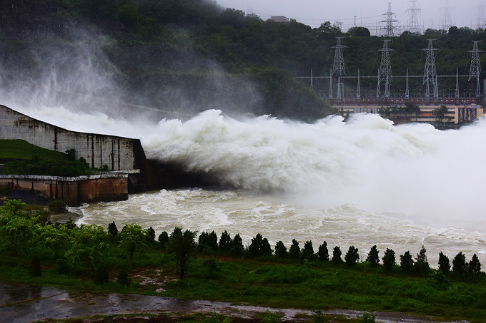 Nước đổ ầm ầm từ 7 cửa xả lũ thủy điện Hòa Bình