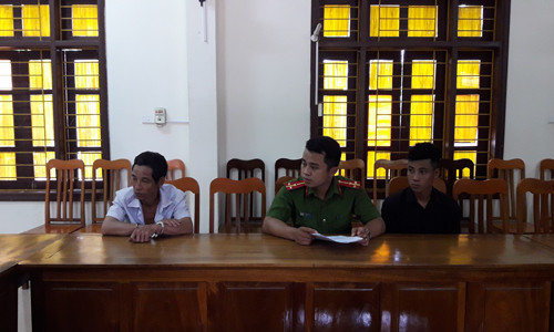 2 cha con Cường (bên trái) và Ngoạn (bên phải) tại cơ quan công an Quỳ Hợp