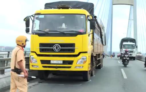 Tài xế dừng xe tải giữa cầu rồi nhảy xuống sông tự vẫn 