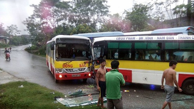 Xe buýt đâm nhau, 20 hành khách hoảng loạn