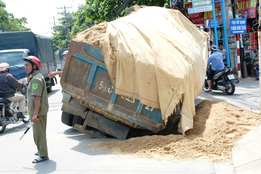 Xe ben sụp ‘hố tử thần’ trên tuyến đường thường xuyên ngập nặng