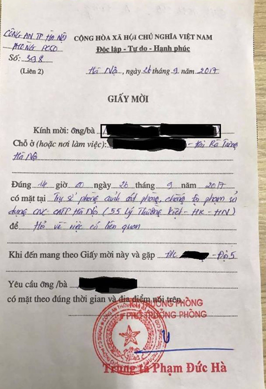 Đại tá Lê Hồng Sơn trao đổi với PV