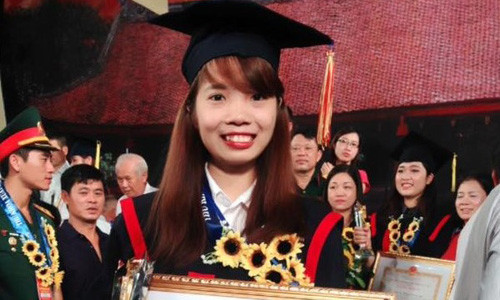 Em Bùi Thị Hà, Thủ khoa đầu ra của Trường ĐH Sư phạm Hà Nội 2 năm 2016 hiện vẫn thất nghiệp và ở nhà bán hoa quả, phụ mẹ nuôi lợn.