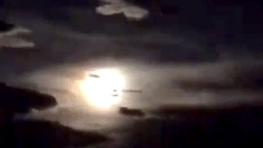 Thiên thạch nổ rực trời ở Trung Quốc: Dân rao 70 triệu đồng/kg