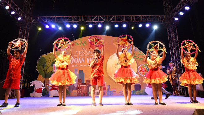 Các em nhỏ biểu diễn tại lễ hội Trung thu. (Ảnh: Vincom) 