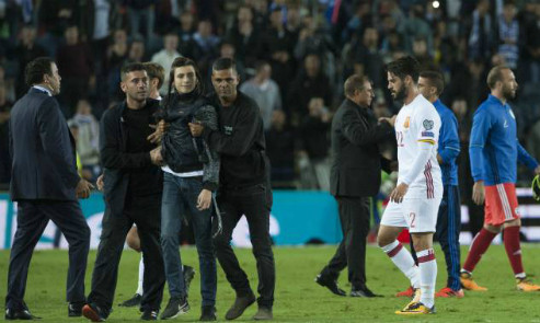 Lực lượng an ninh bắt giữ một cổ động viên cố tiếp cận Isco.